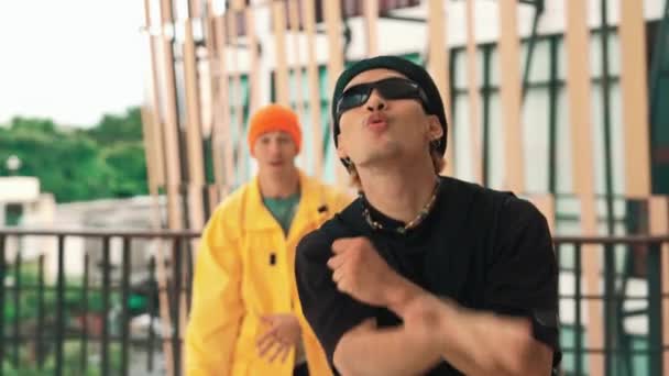 Két Profi Hipszter Táncol Együtt Hip Hop Zenére Váltanak Bevásárlóközpontban — Stock videók