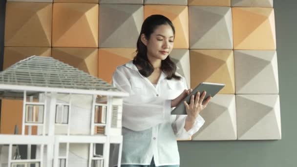 Gyönyörű Projektmenedzser Használja Tablet Check House Modell Építész Mérnök Portréja — Stock videók