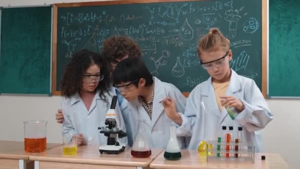 Enfants Qualifiés Divers Regardant Microscope Tandis Que Étudiant Caucasien Prépare — Video