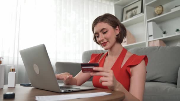 女性のショッピングやオンラインで支払う インターネットマーケットプレイス 現代のライフスタイルのための販売アイテムのためのブラウジングとプライムサイバーセキュリティソフトウェアによって保護されたウォレットからのオンライン支払いのためのクレジットカードを使用します — ストック動画
