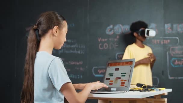 Африканский Мальчик Носит Виртуальную Реанимацию Время Белая Девушка Использует Ноутбук — стоковое видео