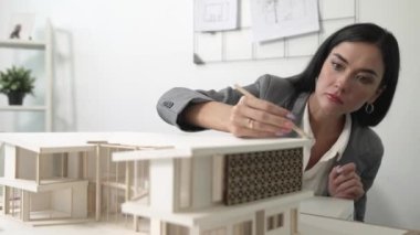 Modern ofisteki ölçü evinin uzunluğunu ölçmeye odaklanan profesyonel güzel mimar mühendisi iç tasarım için yapı analizi yaparken yakın plan yapın. İş tasarımı. Tertemiz..