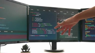Yavaş çekim arkası yazılım geliştirici mühendisi bilgisayar programlama için birlikte çalışarak hata ayıklama kodunu çözüyor, ofiste monitörde karmaşık algoritmaları çözüyor. Filizlenen