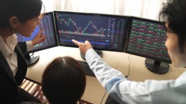 Hisse senedi borsası pazarlamasını analiz eden yavaş çekim şirketindeki yatırımcılar, kayıp için mum bar fiyatını analiz eden monitörlere bakıyor ve kazanç ve kâr elde ediyor. Filizlenen
