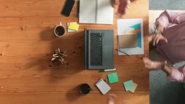 Başarılı bir projeyi kutlamak için el ele tutuşup el ele tutuşurken dizüstü bilgisayara bakan yetenekli iş adamlarının en iyi görüntüsü. Birliğin temsilcisi, takım çalışması birlikteliği. Cemaat.