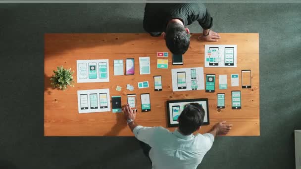 Ovanifrån Smart Mjukvaruutvecklare Som Arbetar Design Medan Team Arbetar Tillsammans — Stockvideo