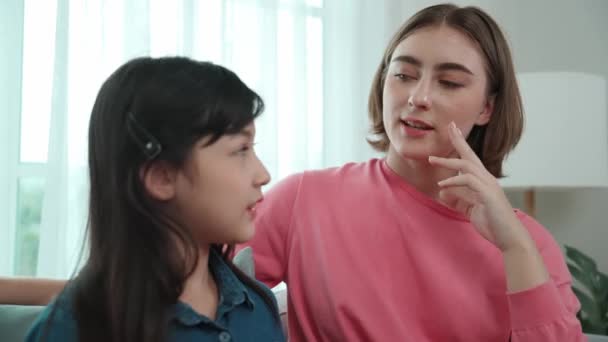 그녀의 이야기를 귀여운 딸에게 말하는 코카서스 어머니는 소녀가 공정한 행복한 — 비디오