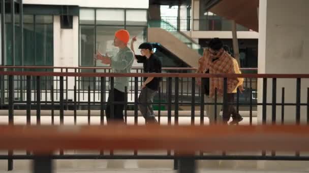 多元文化的嬉皮士在现代走廊边跳舞边散步 在转向嘻哈音乐的同时 迷人的霹雳舞蹈队又快乐又快乐 积极的 站点视图 户外运动2024 — 图库视频影像