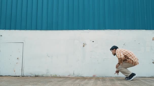 西班牙裔滑稽编导跳嘻哈风格的舞蹈 年轻快乐的霹雳舞者表演男孩舞 滑稽男子练习街舞的动作镜头 2024年户外运动 现代舞 Hiphop — 图库视频影像