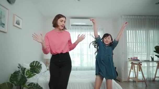 Feliz Madre Atractiva Bailando Música Junto Con Hija Asiática Dormitorio — Vídeos de Stock