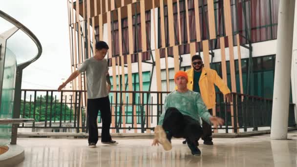 Группа Хипстеров Передвигается Хип Хоп Музыку Торговом Центре Опытный Брейк — стоковое видео