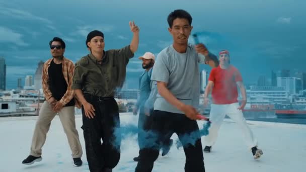 Grupo Hipster Multicultural Jogando Flare Cor Telhado Dançarina Rua Atraente — Vídeo de Stock