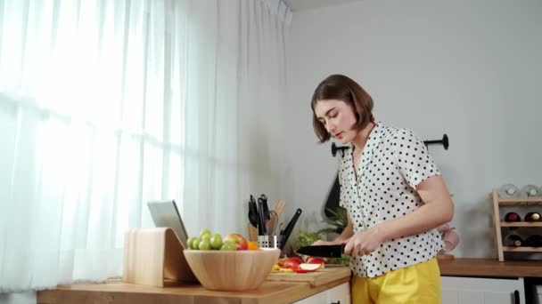 코카서스 어머니는 부엌에서 노트북의 조리법을보고있는 샐러드를 만들기위한 음식을 준비합니다 신선한 — 비디오