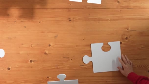 퍼즐을 퍼즐의 마지막 조각을 사업가의 아래로 퍼즐을 해결하기 일하는 다양한 — 비디오