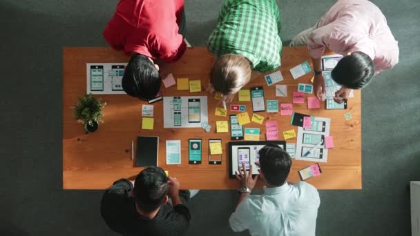 Mobil Telefon Arayüzü Için Tasarımı Planlarken Adamlarının Yapışkan Notlar Üzerine — Stok video