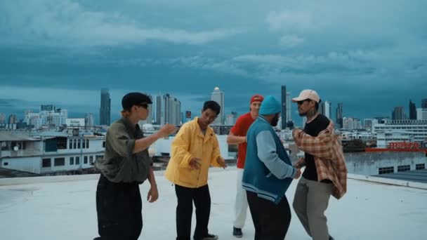 Eine Gruppe Verschiedener Oder Multikultureller Hipster Trägt Stylische Und Farbenfrohe — Stockvideo