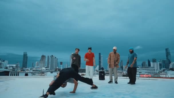 Hispânico Hipster Dançando Cercado Por Amigo Multicultural Vista Cidade Com — Vídeo de Stock