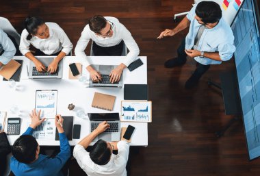 Üst düzey analist ekibi toplantı odasındaki mali verileri analiz etmek için BI Fintech 'i kullanıyor. İş anlayışı ve stratejik pazarlama planlaması için kağıt üzerinde analitik BI gösterge paneli. Tedbirli