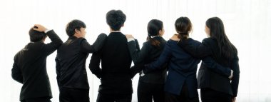 Ofis çalışanlarının panoramik afişi, arkadaşlık duruşu, başarılı takım çalışması ve iş istihdamı, İK işe alım konseptini simgeliyor. Kurnaz.