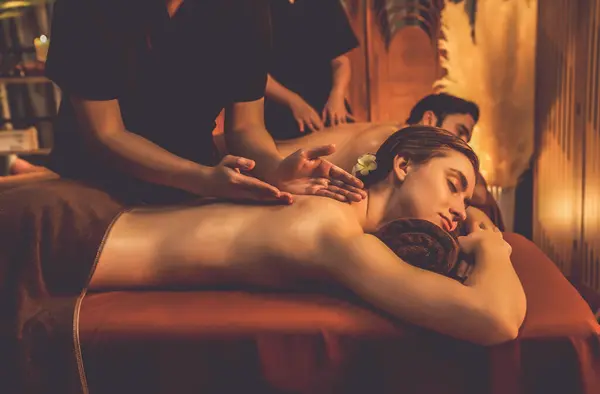 Cliente Pareja Caucásica Que Disfruta Relajante Masaje Spa Estrés Mimos —  Fotos de Stock