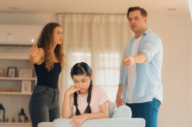 Sinirli ve mutsuz genç bir kız oturma odasında ebeveyninin tartışması yüzünden gerginliğin ortasında kanepede oturuyor. Sağlıksız ev hayatı ve travmatik çocukluk depresyona dönüşür.