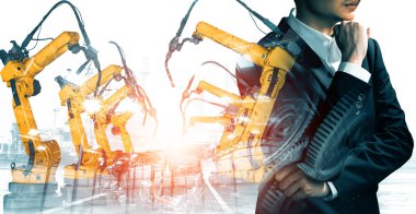 XAI Mekanize Endüstri Robot Kolu ve Fabrika İşçisi Çifte Maruziyet. Sanayi devrimi ve otomatikleştirilmiş üretim süreci için robot teknolojisi kavramı.