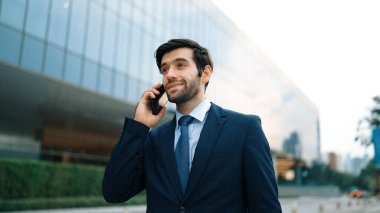 Kafkasyalı yetenekli bir proje yöneticisi. Bulanık geçmişiyle şehirde yürürken telefonla konuşuyor. Akıllı telefon kullanan yetenekli bir işadamı bulanık geçmişi olan bir proje yöneticisiyle konuşuyor. Sevinçli..