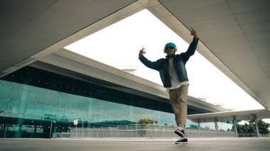 Motion of Happy hipster 'ın B Boy dansının şık bir kumaşla dans sahnesi. Dansçı gösterinin ayak sesleri performansını sever. Modern yaşam tarzı, break dans. Ağır çekim. Açık hava sporu 2024. Yumuşak bir şekilde..