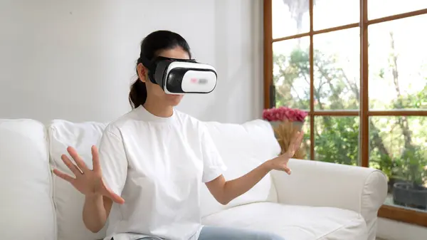 Молодая Женщина Использующая Виртуальную Реальность Очки Себя Дома Бодрости Интернет — стоковое фото