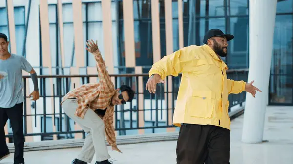 Hipster Doet Breakdance Terwijl Hij Samen Danst Gang Het Moderne — Stockfoto