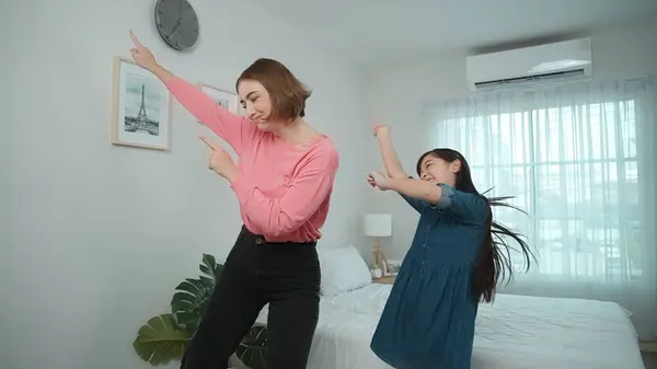 Счастливая Привлекательная Мать Танцует Музыку Вместе Дочерью Спальне Кавказская Мама — стоковое фото