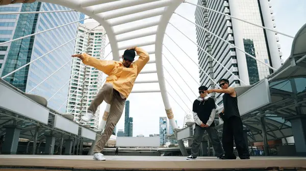 Grupp Professionella Street Dansare Muntra Upp Medan Asiatisk Hipster Utföra — Stockfoto