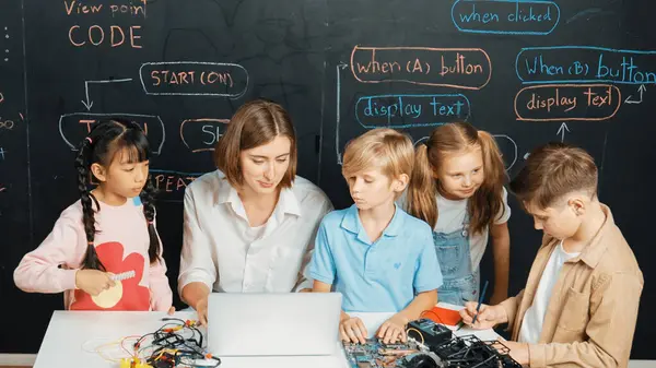 Mångsidig Student Skriver Ingenjörskod Medan Pojken Fixar Moderkortet Läraren Ger — Stockfoto