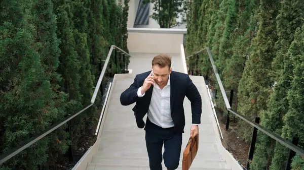 Homme Affaires Caucasien Monter Escalier Appeler Gestionnaire Utilisant Téléphone Intelligent — Photo