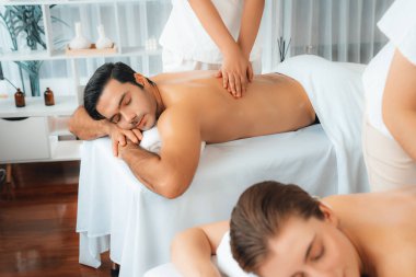 Kafkas çift müşterisi stres önleyici spa masajının keyfini çıkarıyor ve lüks otel veya oteldeki gündüz açık hava ortamında güzellik teniyle eğleniyor. Sessiz.