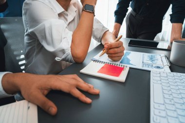 Veri analistleri ofis çalışanlarından oluşan bir ekip, mali, trend ve pazarlama verilerini analiz etmek için iş istihbaratı BI gösterge paneli üzerinde işbirliği yapmaktadır. BI yazılım kullanım sürücüsü iş başarısı. Tedbirli