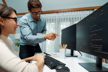Takım becerisi geliştiricileri programı en yeni kodlama yaratıcı web sitesi planlama yazılım projesini iki bilgisayar ekranında düşünerek, ofiste tam yığın veri analizi ile karşılaştırıldığında. Varsayım.