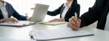 Yönetim kurulundaki iki işletme yöneticisi dönem ve şirket birleştirme anlaşmasını tartışıyor, kurumsal sözleşme belgelerini iş ortaklığı olarak gözden geçiriyor ve satın alma ve birleşme kavramı ile işbirliği yapıyor. Kurnaz.