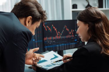 Kağıt raporunda değer istatistik şirketini tartışan iki tüccar dinamik borsa para birimini gerçek zamanlı web sitesi ofisteki bilgisayar ekranlarını çevreledi. Varsayım.