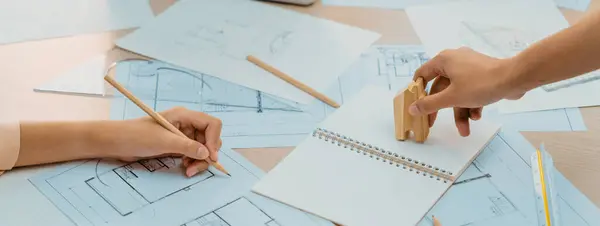 Profesjonalna Ręka Architekta Rysuje Plan Stole Dokumentami Architektonicznymi Drewnianymi Blokami — Zdjęcie stockowe