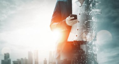 Business Communication Network Technology Concept - İş adamlarının modern şehir planında akıllı telefon ya da cep telefonu aygıtı kullanmaları. uds