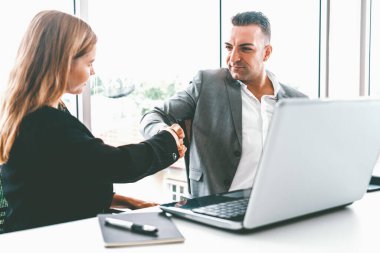 İş adamı yönetici el sıkışması. Modern işyerinde çalışan bir iş kadınıyla. Kurumsal şirketler konseptle uğraşır. uds