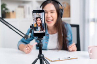 Yaratıcı yayıncı genç ve güzel Asyalı 'nın sunucu kanalındaki seçici odaklı telefon stüdyodaki dinleyiciyle günlük hayatta pazarlamayı veya danışmanı desteklemek için online olarak konuşuyor. Taktik.