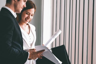 İş adamı yöneticisi, modern işyeri ofisinde iş kadını veya müvekkil ile görüşmede. Kurumsal iş adamları konsepti. uds