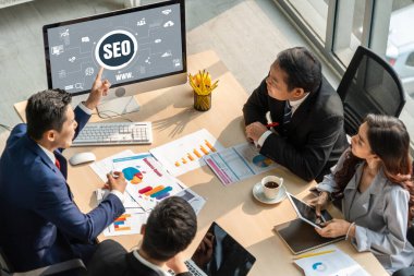 Model e-ticaret için SEO arama motoru optimizasyonu ve bilgisayar ekranında gösterilen çevrimiçi perakende işi