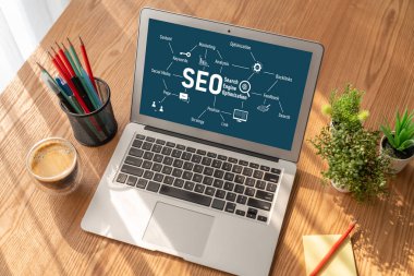 Model e-ticaret için SEO arama motoru optimizasyonu ve bilgisayar ekranında gösterilen çevrimiçi perakende işi