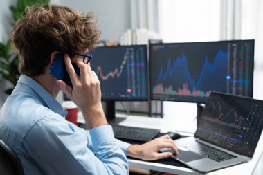 Genç yatırımcı borsa simsarı akıllı telefondan borsacıya tartışıyor, modern ofiste mevcut pazar grafiğinin arka tarafında dinamik finansal değişim yatırımlarına bakıyor. Toplayıcı.