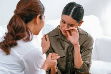 Ruh sağlığı için psikolog, depresyon ya da yaşam başarısızlığından sonra keder tedavisi gören üzgün bir kadın. Hayal kırıklığına uğramış genç bir kadın ofisteki duygular hakkında bir psikologla konuşuyor.