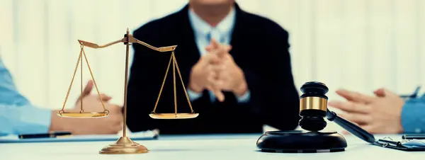 Martelo Martelo Focado Balança Escala Justiça Fundo Turvo Advogado Atuando — Fotografia de Stock
