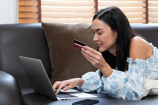 Fiatal Használja Laptop Hitelkártyával Internetes Banki Online Vásárlás Kereskedelem Online — Stock Fotó